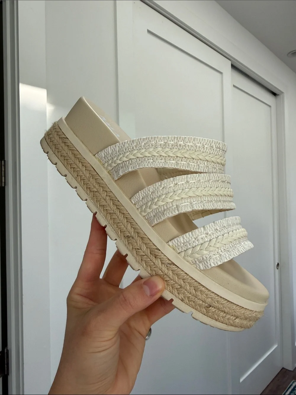 MIA slide leomie